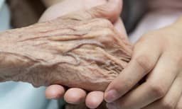 കോവിഡ്‌: രോഗമുക്‌തനായിട്ടും  78 വയസുകാരനെ മകന്‍ വീട്ടിലേക്കു കൊണ്ടുപോകാന്‍ വിസമ്മതിച്ചു ; 65 കാരിയെ ആശുപത്രി പരിസരത്തെ മരച്ചുവട്ടില്‍ ഇരുത്തി മകന്‍ കടന്നുകളഞ്ഞു