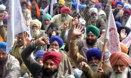 കര്‍ഷക സമരത്തിന്റെ ആഘാതം ലോക്ക്ഡൗണില്‍ നിന്നും കരകയറുന്ന സമ്പദ് വ്യവസ്ഥയില്‍ ; ദിവസം നഷ്ടം 3,500 കോടി വീതം 