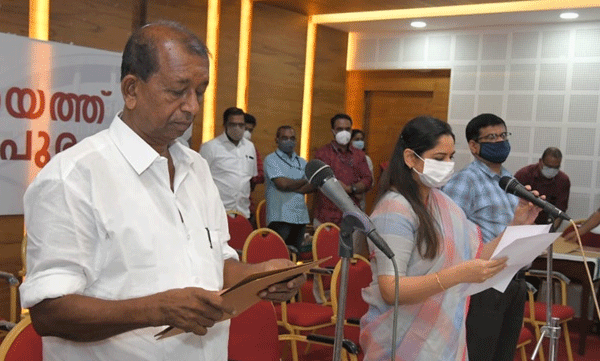 സത്യവാചകം ചൊല്ലി അധികാരത്തിലേറി ജനപ്രതിനധികള്‍