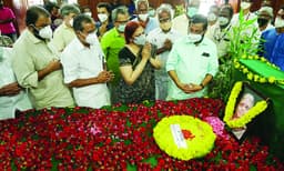 ടീച്ചര്‍ മാപ്പ്, അങ്ങനെ വിടപറയുവതെങ്ങനെ? ഔദ്യോഗികബഹുമതിയോ പൊതുദര്‍ശനമോ അനുശോചനയോഗങ്ങളോ പാടില്ലെന്ന് സുഗതകുമാരി; പ്രിയകവയിത്രിയെ അങ്ങനെ യാത്രയയയ്ക്കാന്‍ കഴിയാതെ മലയാളം