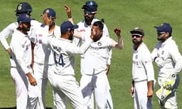 ഓസ്‌ട്രേലിയ 195 റണ്‍സിന് പുറത്ത്:  ഇന്ത്യയ്ക്ക് മായങ്കിനെ നഷ്ടം, ഗില്ലും പൂജാരയും ക്രീസില്‍