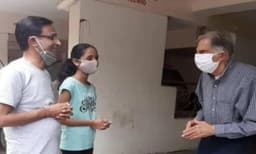 രോഗബാധിതനായ മുൻ ജീവനക്കാരനെ കാണാൻ എത്തിയ രത്തൻ ടാറ്റാ ; വൈറൽ ആകുന്ന സോഷ്യൽ മീഡിയ ചിത്രം 