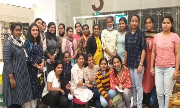 സൗദി അറേബ്യയിലെ പ്രമുഖ സ്വകാര്യ ആശുപത്രിയായ അൽ മൗവാസാത് ഗ്രൂപ്പിന്റെ ആശുപത്രിയിലേക്ക് നോർക്ക റൂട്സ് മുഖാന്തിരം സ്റ്റാഫ് നേഴ്സ് തസ്തികയിലേക്ക് നിയമനം നേടിയ മലയാളി നഴ്സുമാർ കൊച്ചി വിമാനത്താവളത്തിൽ നിന്നും യാത്ര തിരിക്കും മുൻപ്.