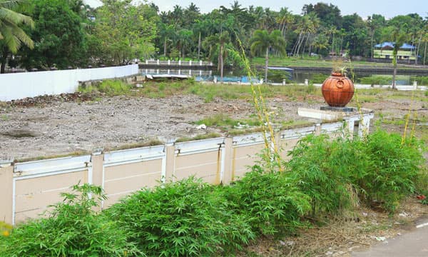 സ്‌ഫോടനം, പ്രകമ്പനം, നിമിഷാര്‍ധം പൊടിക്കൂമ്പാരം... മരടിലെ അഞ്ച്‌ വമ്പന്‍ ഫ്‌ളാറ്റ്‌ സമുച്ചയങ്ങള്‍ വീണിട്ട്‌ ഇന്ന്‌ ഒരുവര്‍ഷം; പലര്‍ക്കും അര്‍ഹമായ നഷ്‌ടപരിഹാരം കിട്ടിയില്ല, ജപ്‌തിഭീഷണിയും