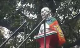 പാലക്കാട് നഗരസഭയുടെ ഗാന്ധി പ്രതിമയില്‍ ബി.ജെ.പി. കൊടി നാട്ടി; പ്രതിഷേധം ശക്തം 