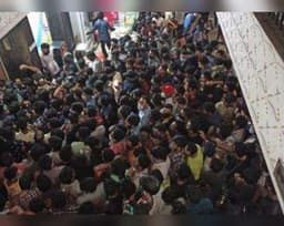 തിയറ്ററുകൾക്ക് മുൻപിൽ ആൾകൂട്ടം; നിരോധനാജ്ഞാ വകുപ്പ് പ്രകാരം നടപടി എടുക്കുമെന്ന് പോലീസ് 