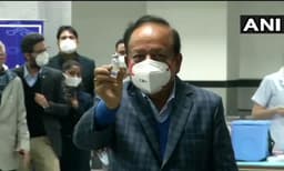 'കോവിഡ് വാക്‌സിനുകള്‍ സഞ്ജീവനി, വിദഗ്ധരെയും ശസ്ത്രജ്ഞരെയും വിശ്വസിക്കണം'; കേന്ദ്ര ആരോഗ്യ മന്ത്രി