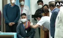 രാജ്യത്ത് കോവിഡ് വാക്‌സിന്‍ സ്വീകരിക്കുന്ന ആദ്യ ആളായി എന്തുകൊണ്ട് ഒരു ശുചീകരണ തൊഴിലാളിയെ തിരഞ്ഞെടുത്തു? 