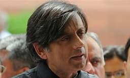 അര്‍ണബിനേയും കേന്ദ്രസര്‍ക്കാരിനേയും വിമര്‍ശിച്ച് തരൂര്‍ 