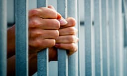 ഭര്‍ത്താവുമായി ബൈക്കില്‍ പോകുമ്പോള്‍ യുവതിയുടെ ഒമ്പത് പവന്റെ മാല കവര്‍ന്നു ; സംഭവം അമ്മ നല്‍കിയ ക്വട്ടേഷന്‍