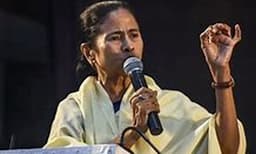 ഡല്‍ഹിയില്‍ നടന്ന അക്രമ സംഭവങ്ങളില്‍ താന്‍ അസ്വസ്ഥയാണ്; കേന്ദ്രത്തിന്റേത് നിര്‍വ്വികാര മനഃസ്ഥിതിയെന്നും മമത 