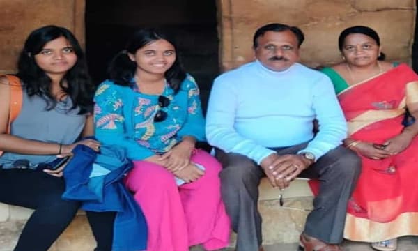 പോലീസ് വന്ന് പൂജ മുടക്കിയില്ലായിരുന്നെങ്കില്‍ മക്കള്‍ ഇപ്പോള്‍ പുനര്‍ജ്ജനിച്ചേനെ ; ആന്ധ്രയില്‍ പെണ്‍മക്കളെ കൊലപ്പെടുത്തിയ അമ്മ 