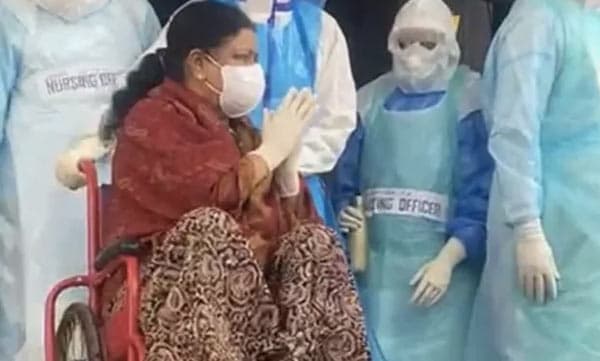 വി.കെ. ശശികല ആശുപത്രി വിട്ടു: ആരവവുമായി  അണികള്‍, ഈ ആഴ്ച തന്നെ തമിഴ്‌നാട്ടിലേക്ക്