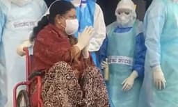 വി.കെ. ശശികല ആശുപത്രി വിട്ടു: ആരവവുമായി  അണികള്‍, ഈ ആഴ്ച തന്നെ തമിഴ്‌നാട്ടിലേക്ക്