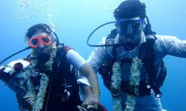 മുഹൂര്‍ത്തത്തിന് തൊട്ടു മുമ്പ് ഇരുവരും കടലില്‍ ചാടി ; 60 അടി താഴ്ചയില്‍ വെള്ളത്തിനടിയില്‍ വരന്‍ വധുവി​ന് താലിചാര്‍ത്തി...!!