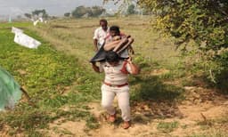 അനാഥ മൃതദേഹം ചുമലിലേറ്റി രണ്ട് കിലോമീറ്ററോളം നടന്ന് പോലീസ് ഉദ്യോഗസ്ഥ