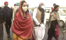 
കര്‍ഷക പ്രക്ഷോഭം: അതിര്‍ത്തിയിലെത്തിയ പ്രതിപക്ഷ എം.പിമാരെ പോലീസ് തടഞ്ഞു; റോഡില്‍ സ്ഥാപിച്ച ആണികള്‍ നീക്കുന്നു