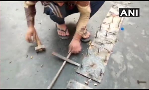 
കര്‍ഷക പ്രക്ഷോഭം: അതിര്‍ത്തിയിലെത്തിയ പ്രതിപക്ഷ എം.പിമാരെ പോലീസ് തടഞ്ഞു; റോഡില്‍ സ്ഥാപിച്ച ആണികള്‍ നീക്കുന്നു