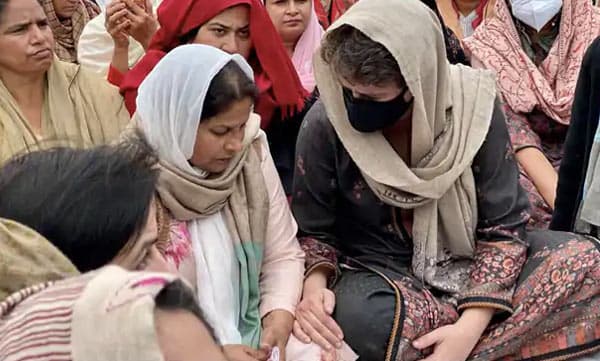 ട്രാക്ടര്‍ റാലിക്കിടെയുണ്ടായ കലാപത്തില്‍ മരിച്ച കര്‍ഷകന്റെ കുടുംബത്തെ ആശ്വസിപ്പിച്ച് പ്രിയങ്ക ഗാന്ധി
