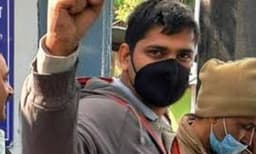 ശരീരത്ത് നീലിച്ച മുറിപ്പാടുകളും ചതവുകളും ; ജയിലില്‍ നേരിട്ടത് ക്രൂര പീഡനമെന്ന് കര്‍ഷകര്‍ ; കഥകള്‍ സ്വന്തം ദേഹത്ത് കുറിച്ചിട്ട് മന്‍ദീപ് പൂനിയ