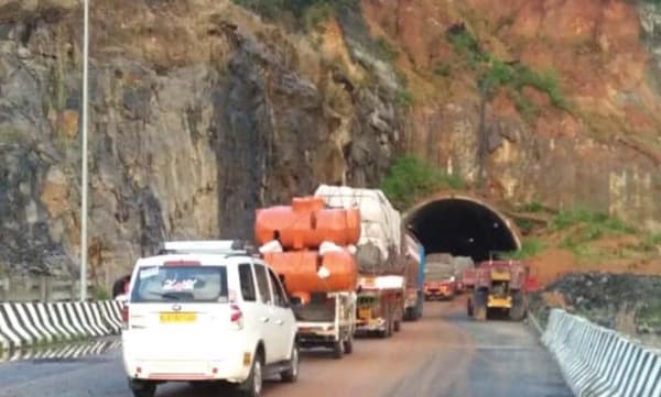 കുതിരാനിൽ കുരുങ്ങിയ  കല്യാണ സദ്യ വേദിയിൽ എത്തിയത്3 മണിക്കൂർ കഴിഞ്ഞ് 