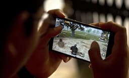 ഊണില്ല, ഉറക്കവും, കൂട്ടിനു ഓണ്‍ലൈന്‍ ഗെയിം മാത്രം; ഒറ്റയടിക്ക് കളഞ്ഞത് പിതാവിന്റെ  ഒരു ലക്ഷം, ഓണ്‍ലൈന്‍ ക്ലാസിനു​​വേണ്ടി വാങ്ങിക്കൊടുത്ത ഫോണുകള്‍ രക്ഷിതാക്കള്‍ക്ക് പണിയാകുന്നു