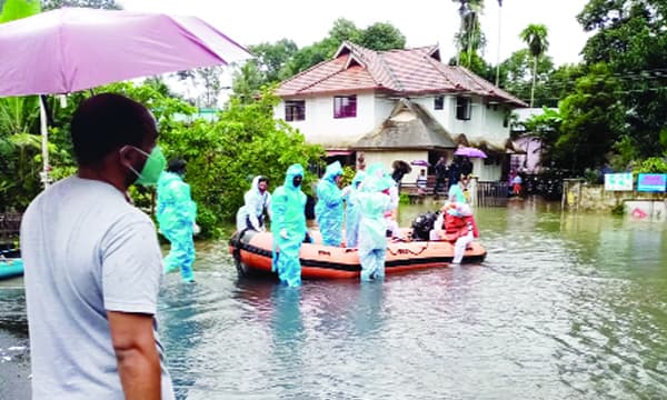 പ്രളയഫണ്ട് തട്ടിയത് 27 ലക്ഷം ; കലക്ടറേറ്റ് മുന്‍ ജീവനക്കാരനടക്കം ഏഴ് പേര്‍ക്കെതിരേ കുറ്റപത്രം; സി.പി.എം. പ്രാദേശിക നേതാക്കളും പ്രതികള്‍