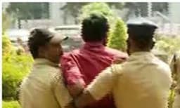 നിയമന വിവാദത്തില്‍ യുവമോര്‍ച്ചയുടെ പ്രതിഷേധം ; പോലീസിന്റെ കണ്ണു വെട്ടിച്ച് സെക്രട്ടറിയേറ്റിന്റെ മതില്‍ ചാടിക്കടന്നു