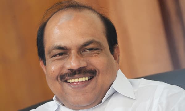 ജയിലില്‍പ്പോയാല്‍ മരണപ്പെടും, ഗുരുതര ആരോഗ്യപ്രശ്‌നങ്ങള്‍ ചൂണ്ടിക്കാട്ടി ജാമ്യം; ഉഷാറായി ജനമധ്യത്തില്‍, ഇബ്രാഹിംകുഞ്ഞിന്റെ ഇരട്ടവേഷം കണ്ട് മുഖ്യമന്ത്രിക്ക് വീണ്ടും പരാതി