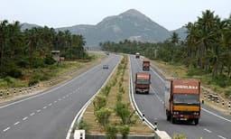 തിങ്കളാഴ്ച അര്‍ധരാത്രി മുതല്‍ ഫാസ്ടാഗ് നിര്‍ബന്ധം: ഇല്ലെങ്കില്‍ ഇരട്ടി പിഴ