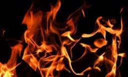 അന്യമതസ്ഥനെ പ്രണയിച്ച  പെണ്‍കുട്ടിയെ വീട്ടുകാർ ഏർപ്പെടുത്തിയ 
വാടകക്കൊലയാളികൾ പെട്രോൾ ഒഴിച്ച് കത്തിച്ചു 