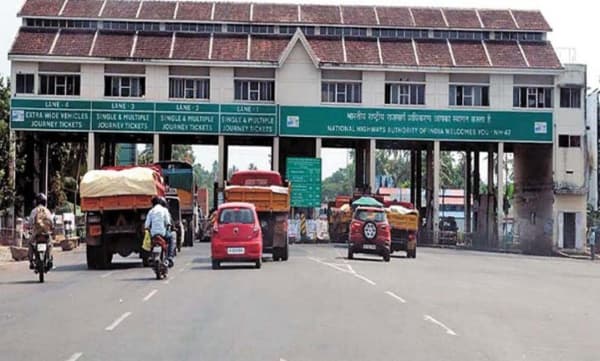 ഫാസ് ടാഗില്ല ; പാലിയേക്കരയിലും കുമ്പളത്തും ടോളില്‍ കുരുങ്ങി വാഹനങ്ങള്‍