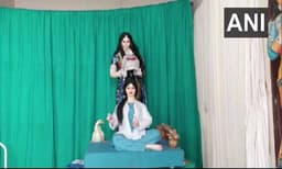 ആരോഗ്യപ്രവര്‍ത്തകയെ കിരീടമണിയിക്കുന്ന സരസ്വതി ദേവി ശില്പം 