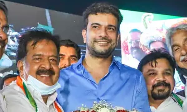 സുരേഷ്‌ഗോപി എടുത്തിട്ടും പൊങ്ങിയില്ല, ഗണേഷ് കുമാര്‍ ബംബര്‍ഹിറ്റ്; സിനിമാക്കാരുടെ രാഷ്ട്രീയം 