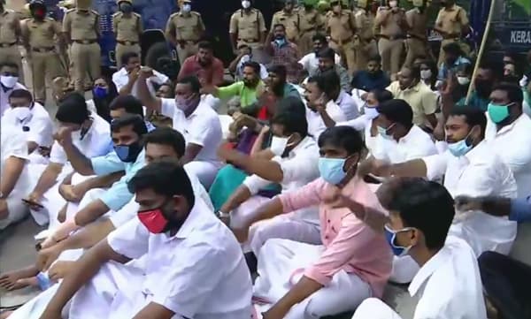 പിന്‍വാതില്‍ നിയമനം ലഭിച്ചത് ഏത് നേതാവിന്റെ ഭാര്യയ്ക്ക്?; പ്രതിഷേധ പരീക്ഷയുമായി യൂത്ത് കോണ്‍ഗ്രസ് 