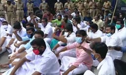 പിന്‍വാതില്‍ നിയമനം ലഭിച്ചത് ഏത് നേതാവിന്റെ ഭാര്യയ്ക്ക്?; പ്രതിഷേധ പരീക്ഷയുമായി യൂത്ത് കോണ്‍ഗ്രസ് 