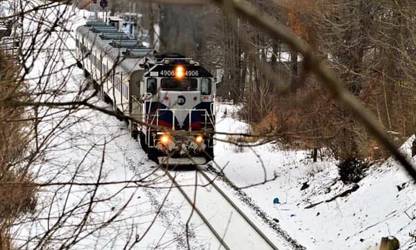 കശ്മീര്‍ താഴ്‌വരയില്‍ വീണ്ടും കൂ..കൂ.. വിളി: 11 മാസങ്ങള്‍ക്ക് ശേഷം ട്രെയിന്‍ ഗതാഗതം പുന:സ്ഥാപിച്ചു