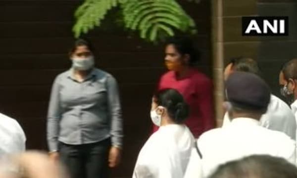 അഭിഷേക് ബാനര്‍ജിയുടെ ഭാര്യയെ സിബിഐ ചോദ്യം ചെയ്യുന്നതിന് തൊട്ടുമുന്‍പ് വീട് സന്ദര്‍ശിച്ച് മമത
