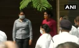 അഭിഷേക് ബാനര്‍ജിയുടെ ഭാര്യയെ സിബിഐ ചോദ്യം ചെയ്യുന്നതിന് തൊട്ടുമുന്‍പ് വീട് സന്ദര്‍ശിച്ച് മമത