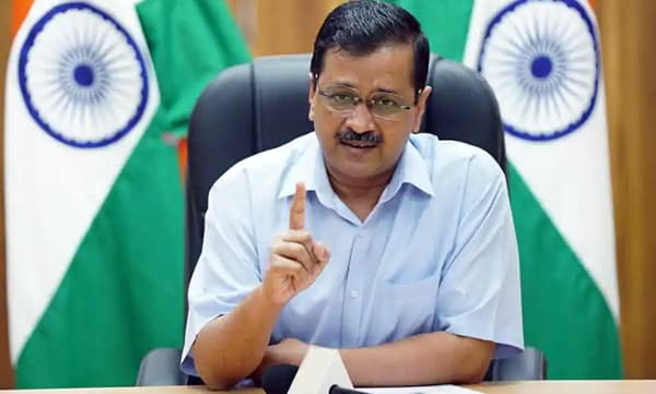 'നമ്മള് 27 ആണെങ്കില് അവര് 93'; സൂറത്തില് ജനങ്ങളോട് നന്ദി പറഞ്ഞ് കെജ്രിവാളിന്റെ റോഡ് ഷോ