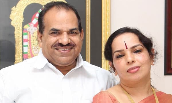വിനോദിനി ബാലകൃഷ്ണന് കസ്റ്റംസ് നോട്ടീസ്; സന്തോഷ് ഈപ്പന്‍ വാങ്ങിയ ഏറ്റവും വില കൂടി ഐ-ഫോണ്‍ സി.പി.എം സംസ്ഥാന സെക്രട്ടറിയുടെ ഭാര്യയുടെ പക്കല്‍