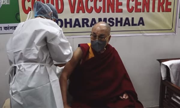 ടിബറ്റന്‍ ആത്മീയനേതാവ് ദലൈലാമ കോവിഡ് വാക്‌സിന്റെ ആദ്യ ഡോസ് സ്വീകരിച്ചു