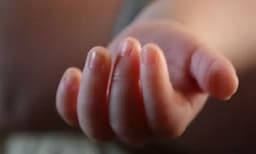 ബന്ധുവായ മൂന്നുവയസുകാരിയെ തട്ടിയെടുത്ത് 20 കാരി: കാമുകനൊപ്പം ഹോട്ടല്‍ താമസത്തിന് സംശയം ഒഴിവാക്കാന്‍! 