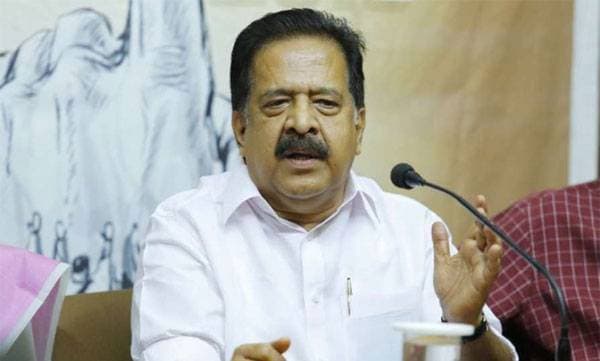 'ഭാര്യയുടെ കയ്യില്‍ ഐ ഫോണ്‍ ഇരിക്കേ പച്ചക്കള്ളം പറഞ്ഞു, കോടിയേരി പരസ്യമായി മാപ്പുപറയണം';  ചെന്നിത്തല