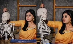 വരുണിന്റെ അസ്ഥികൂടവുമായി അന്‍സിബ; വൈറലായി ഫോട്ടോഷൂട്ട് 