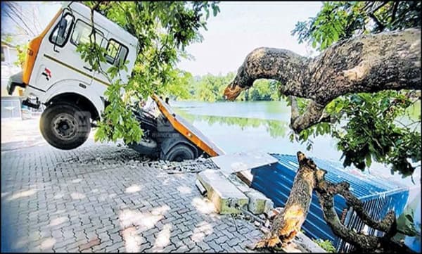 ശക്തമായ കാറ്റിൽ പിന്നോട്ടുരുണ്ടു ; കണ്ടെയ്നർ ലോറി പെരിയാറിൽ പതിച്ചു