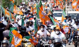 രാജിവെച്ചവര്‍ കോണ്‍ഗ്രസിലേക്ക് ; മുഖ്യമന്ത്രിയാകാന്‍ നേതാക്കള്‍ തര്‍ക്കം; ആസാമില്‍ ബിജെപിയ്ക്ക് സര്‍വത്ര തലവേദന