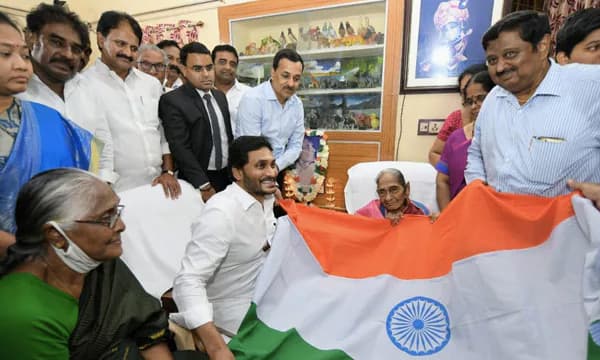 ദേശീയപതാക ഡിസൈന്‍ ചെയ്ത പിംഗളി വെങ്കയ്യ്ക്ക് ഭാരതരത്‌ന നല്‍കണമെന്ന് ആന്ധ്ര ;മകള്‍ക്ക് 75 ലക്ഷം കൈമാറി