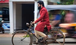 ഇന്ധന വില വര്‍ദ്ധനവില്‍ പ്രതിക്ഷേധം ; സൈക്കിളില്‍ സഞ്ചരിച്ച്  ബിനീഷ് ബാസ്റ്റിന്‍