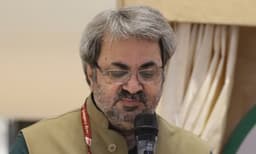 രണ്ട് ലക്ഷത്തിലധികം വോട്ടര്‍മാര്‍ക്ക് വീട്ടിലിരുന്ന് വോട്ട് ചെയ്യാം ; ടീക്കാറാം മീണ